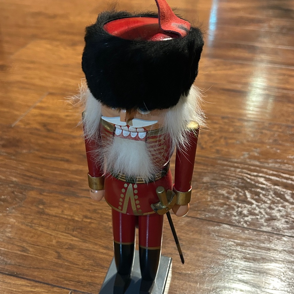 BUCKINGHAM PALACE QUEEN'S GUARD - ERZGEBIRGISCHE VOLKSKUNST GERMAN NUTCRACKER - Picture 7 of 9